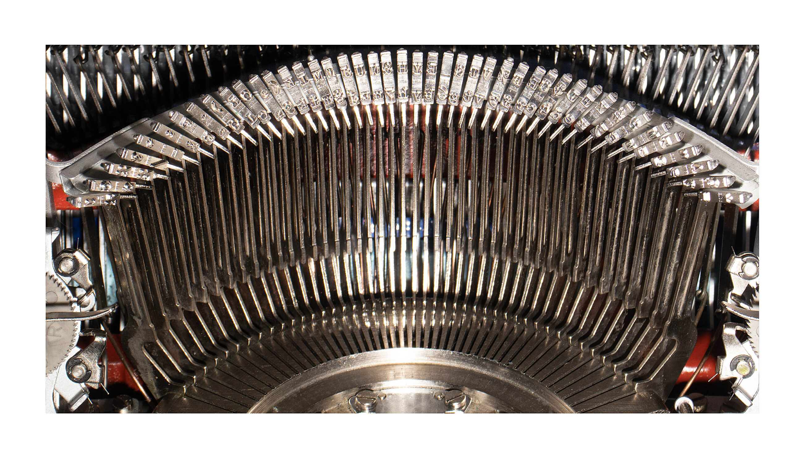 Olympia SM9 De Luxe Typewriter White 1964 #1479 Vintage Professionally Restored (Refurbished) - Image 4