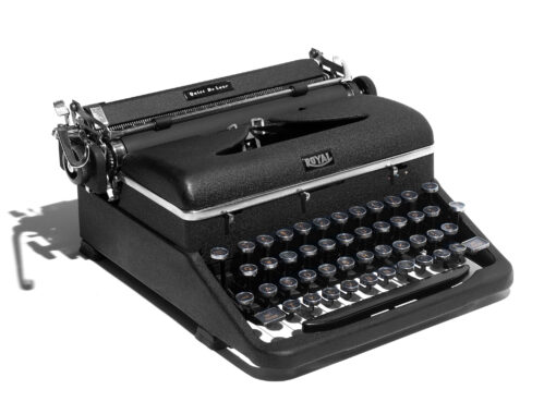 Royal Quiet De Luxe Manual Typewriter Black 1946 Vintage #1492 Professionally Restored (Refurbished) - Image 2