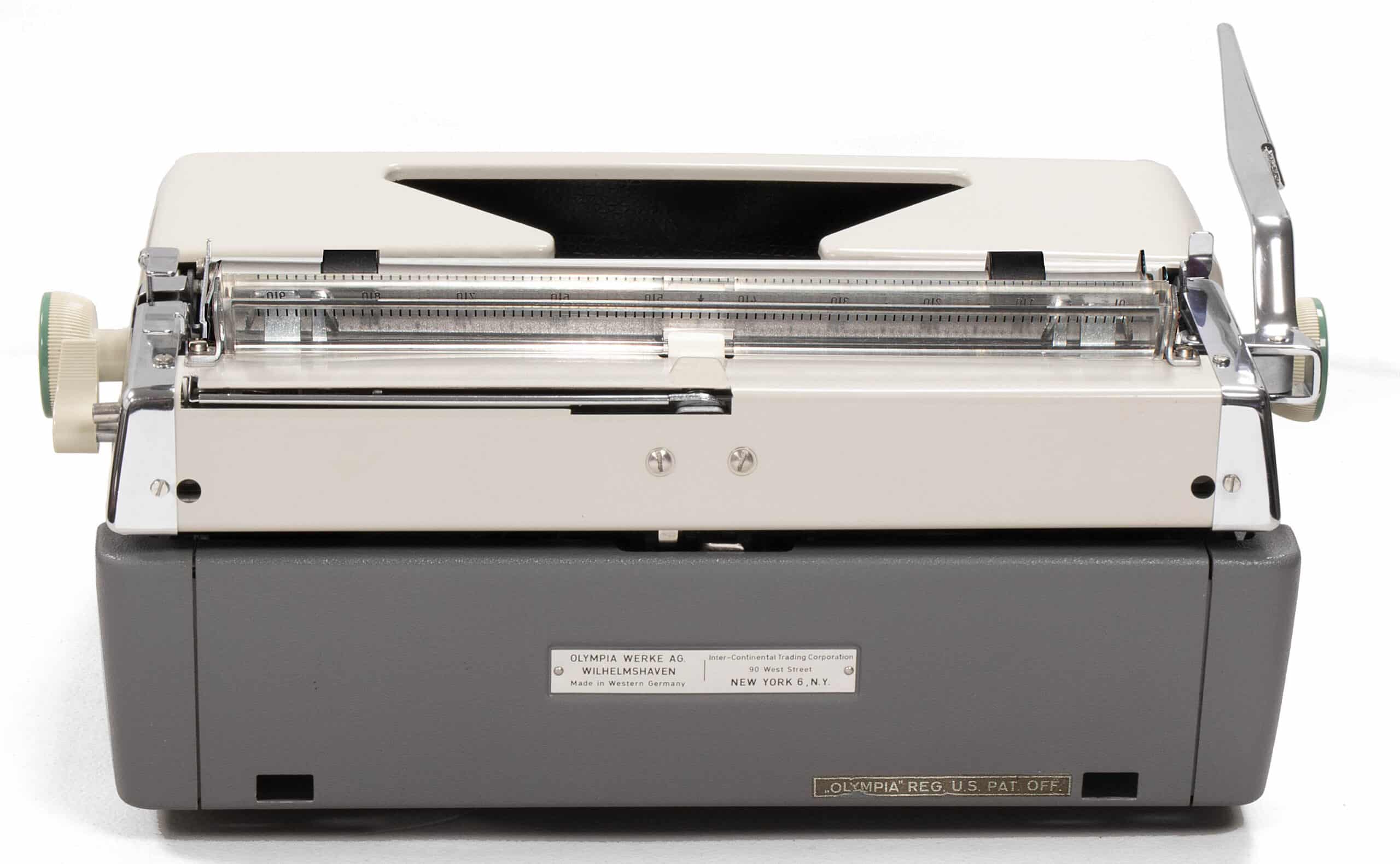 Olympia SM9 De Luxe Typewriter White 1966 Vintage #1506 Professionally Restored (Refurbished) - Image 4