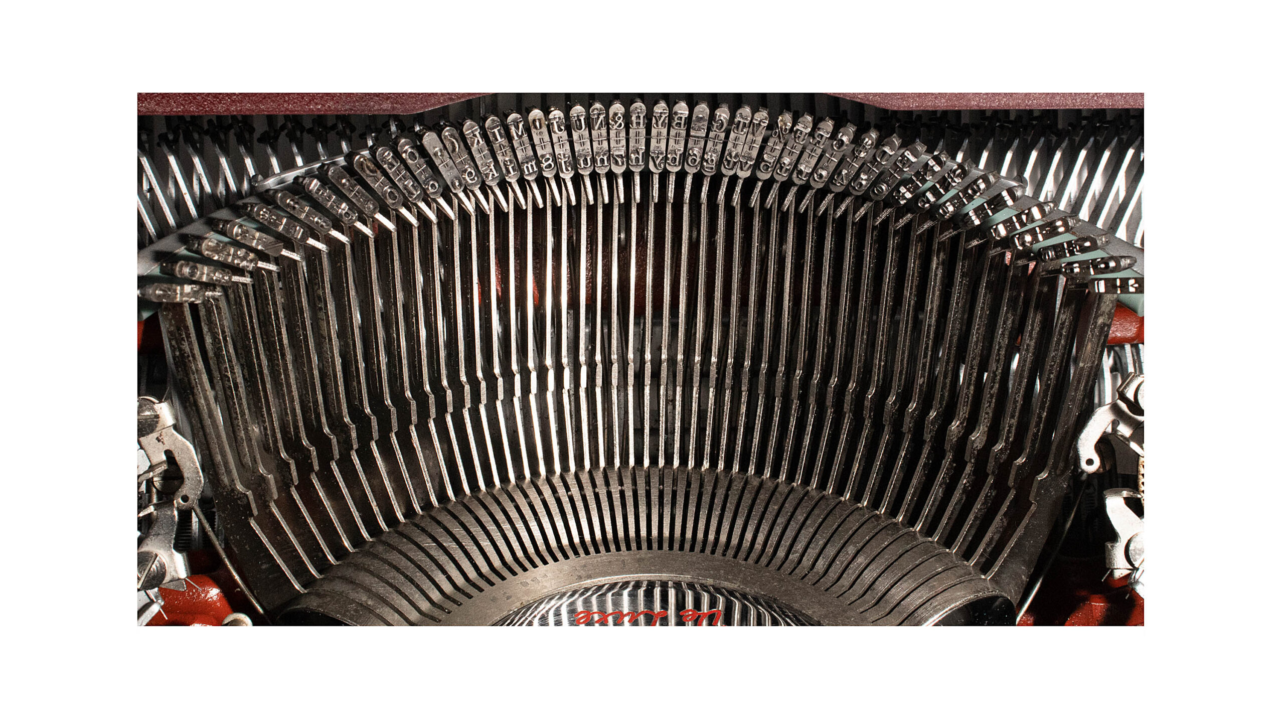 Olympia SM3 De Luxe Manual Typewriter Burgundy/Maroon 1958 Vintage #1507 Professionally Restored (Refurbished) - Image 4