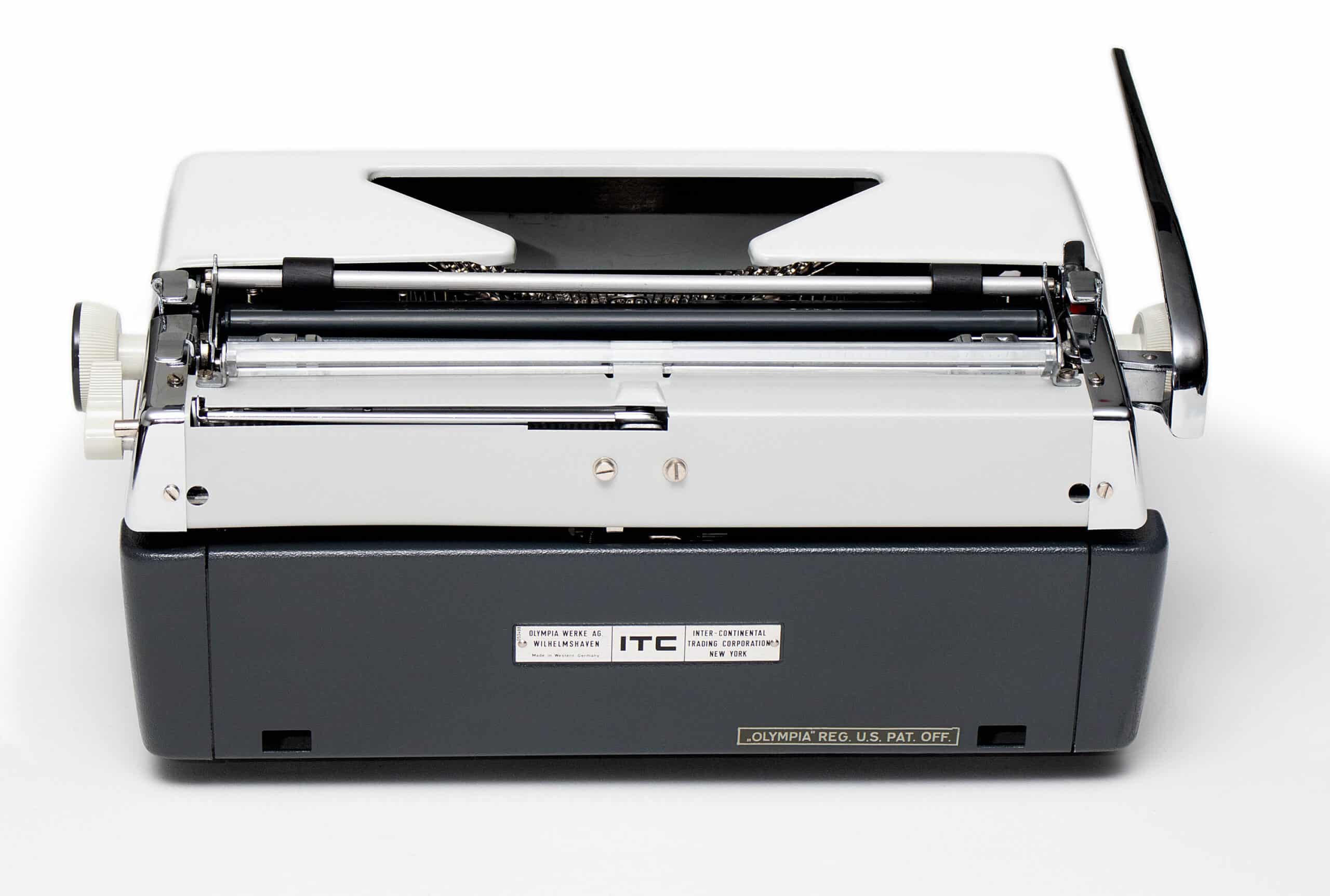 White 1969 Olympia SM9 De Luxe Typewriter Vintage #1509 Professionally Restored (Refurbished) - Image 5