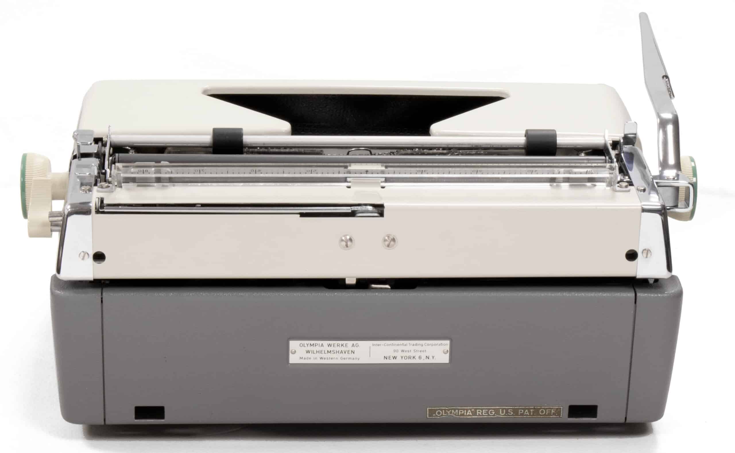 White 1965 Olympia SM9 De Luxe Typewriter for Sale, New Platen, Vintage SM-9 (Professionally Restored / Refurbished) - Image 4